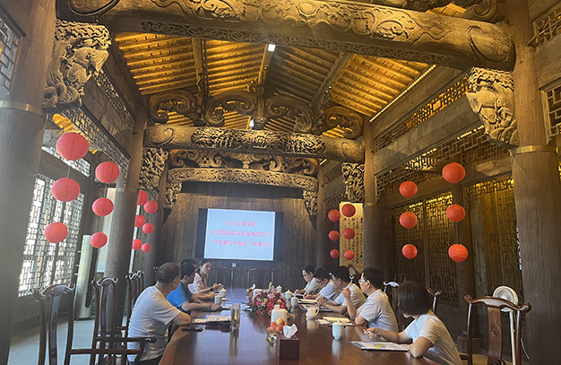 熱烈慶祝鵬鳴游樂設(shè)備有限公司與紹興文理學(xué)院建立“產(chǎn)學(xué)研合作基地”授牌儀式舉行-浙江鵬鳴游樂設(shè)備有限公司