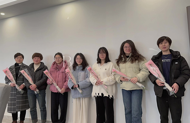值此女神節(jié)之際，我司為每位女員工送上鮮花，衷心祝愿所有女性員工節(jié)日快樂，工作順利，生活美滿！-浙江鵬鳴游樂設(shè)備有限公司